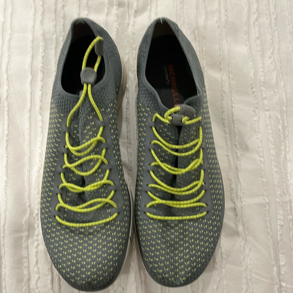8 1/2 Merrell slip on sneaker with pull tie. Worn a few times, as seen by sole.